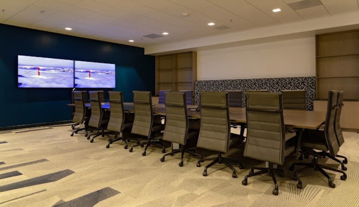 Uma sala de reunião no Q Bay Center, no Vale do Silício
